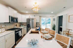 Microondas, horno, placa de cocina y lavavajillas