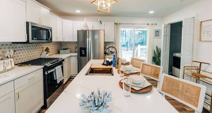 Charming Coastal Cottage in Historic Downtown Summerville