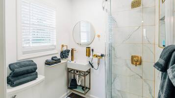 Ducha, secador de pelo, toallas y jabón