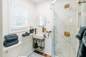 Ducha, secador de pelo, toallas y jabón