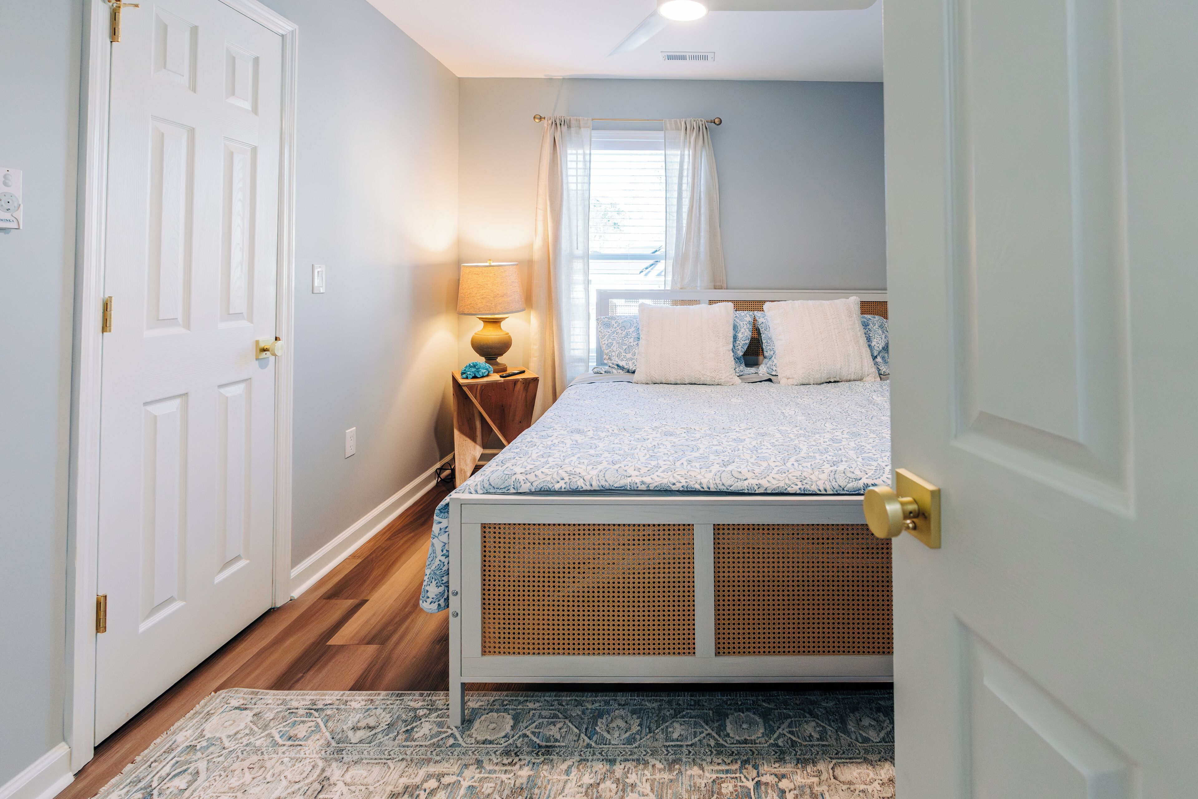 Tabla de planchar con plancha, wifi, ropa de cama