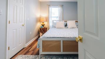 Tabla de planchar con plancha, wifi, ropa de cama