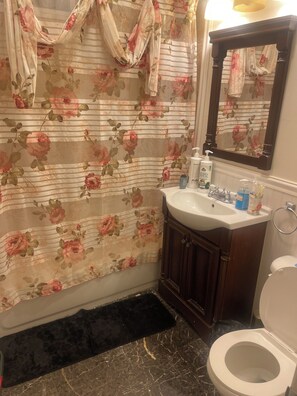 Toalhas de banho, sabonete, papel higiênico 