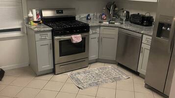 Een koelkast, een magnetron, een oven, een kookplaat