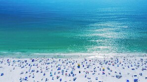 A beach with numerous umbrellas and people. - 🦩Book Me Baby! Siesta Key Villa By The Sea🦩 (Sarasota)