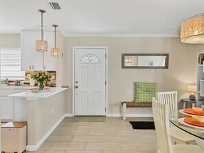 Dining - 🦩Book Me Baby! Siesta Key Villa By The Sea🦩 (Sarasota)
