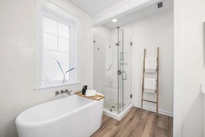 Douche, sèche-cheveux, serviettes fournies