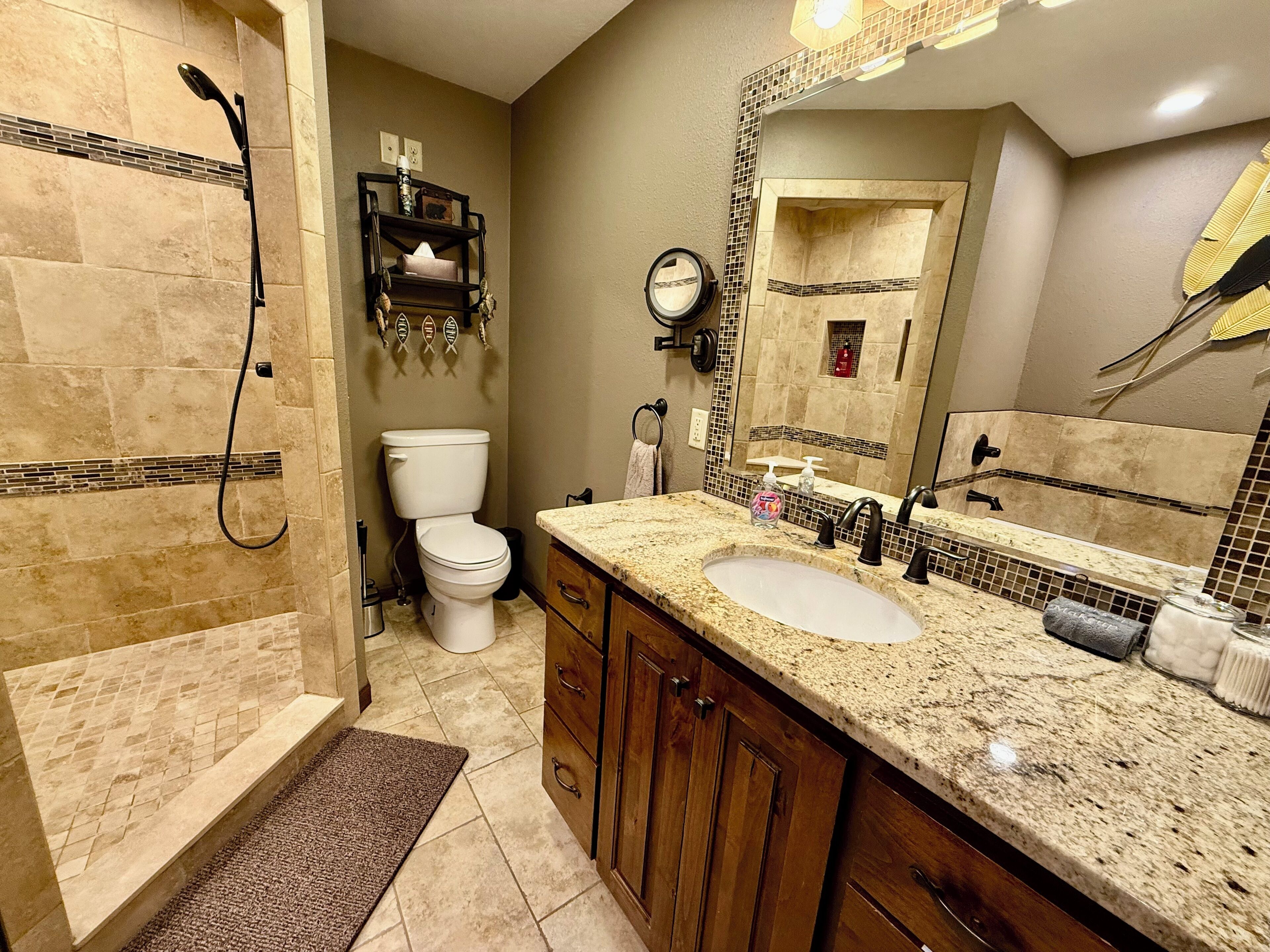 Shower, jetted bath, hair dryer, towels