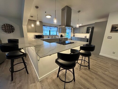 Apartment E: Car Rental Option
2 bed 2 bath centrally located in lovely Sitka!