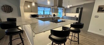 Apartment E: Car Rental Option
2 bed 2 bath centrally located in lovely Sitka!