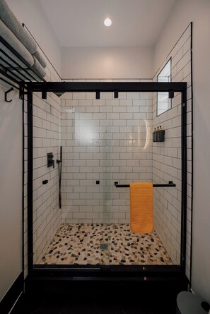 Shower, hair dryer, towels, soap - Mancelona Train Depot - A Northern Michigan Gem - 15 minutes from Boyne Mountain (Mancelona)