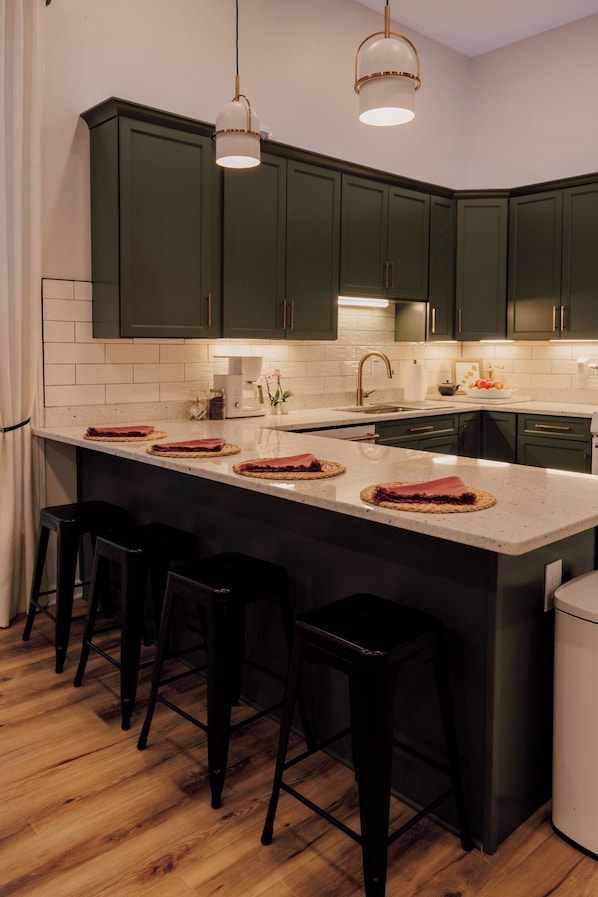 Private kitchen - Mancelona Train Depot - A Northern Michigan Gem - 15 minutes from Boyne Mountain (Mancelona)