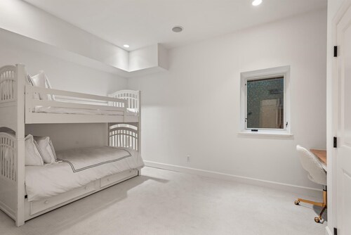 Aspen Eleve Serene 3BR Retreat With Hot Tub