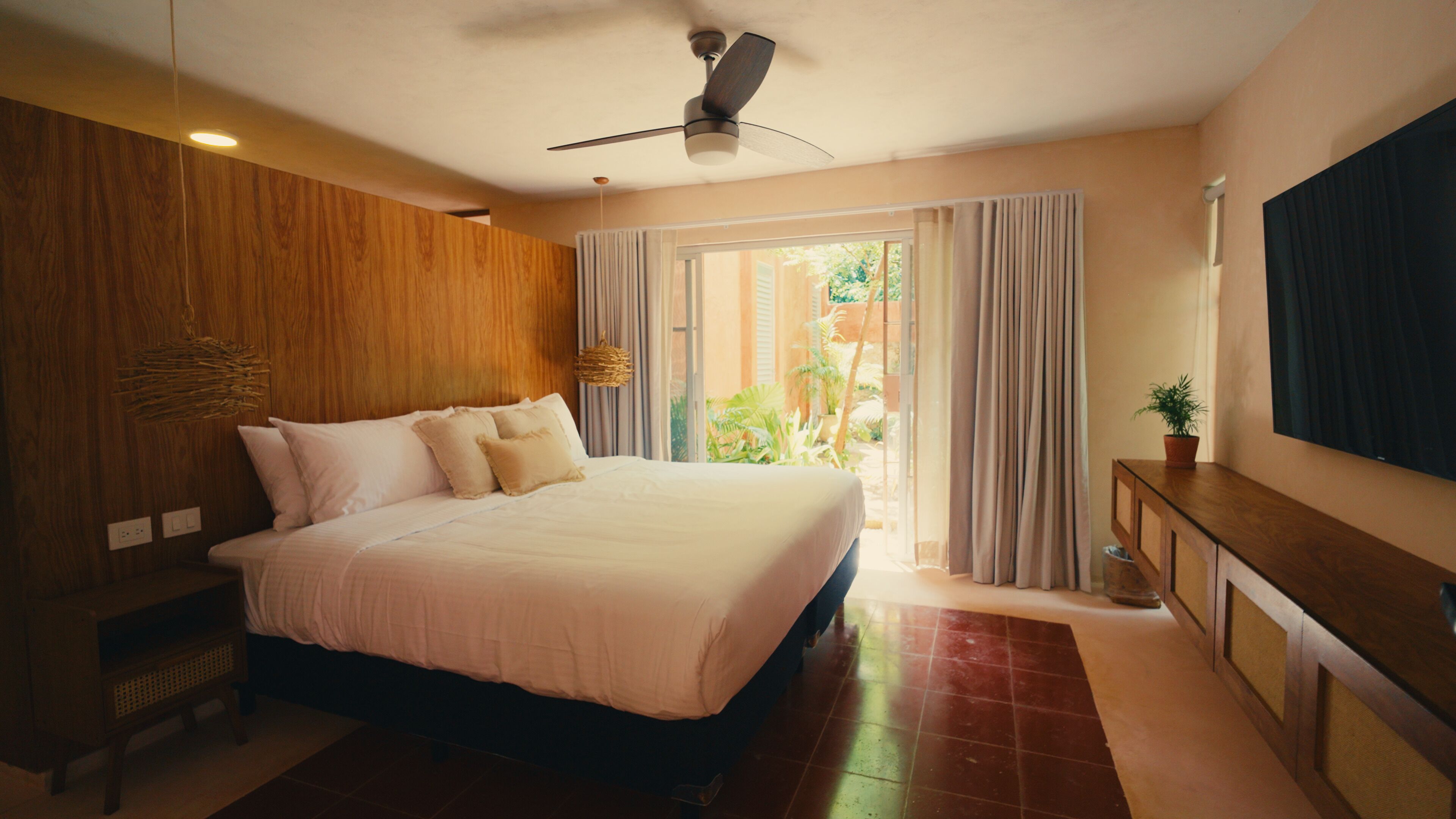 Tabla de planchar con plancha, wifi y ropa de cama 