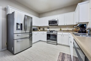 Interior - Pet-friendly 3BR w Porch & Grill Weekday Deals! (Woodstock)