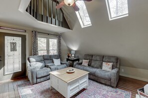 Chalet (3 Bedrooms) | Interior - Peaceful Paradise Cabin Farmhouse With Huge Hot Tub (Gainesville)