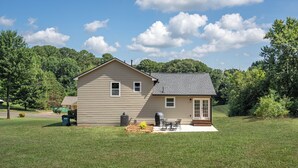 A single-story house with a front porch, a small attached garage, and a well-maintained lawn. - Pet-friendly 3BR 2BA Quiet Comfort Near Nature (Rydal)