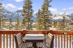 Outdoor dining - Serene 1BR Rockies Retreat w/ BBQ, Gym & Hot Tub (Canmore)
