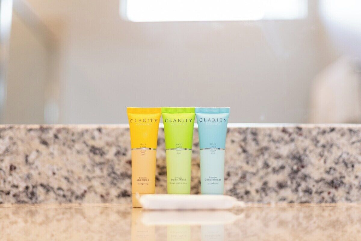 Trois tubes de produits de la marque Clarity sont posés sur un comptoir.