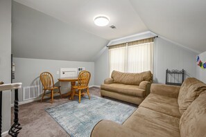 Interior - Plan A Trip To Georgia Aquarium In This Comfy 3BR (Hapeville)