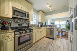 Interior - Plan A Trip To Georgia Aquarium In This Comfy 3BR (Hapeville)