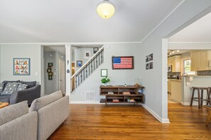 Interior - Plan A Trip To Georgia Aquarium In This Comfy 3BR (Hapeville)