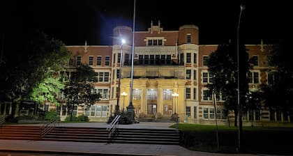 Sax Zim Bog Lodge Hibbing Downtown Home - Located Downtown Hibbing,