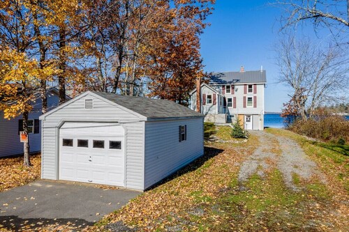 Spacious Lakeside Retreat: 4-bedroom Game Room