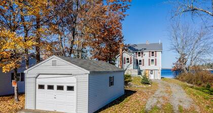 Spacious Lakeside Retreat: 4-bedroom Game Room