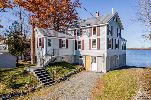 Spacious Lakeside Retreat: 4-bedroom Game Room