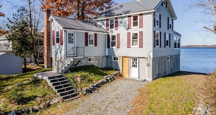 Spacious Lakeside Retreat: 4-bedroom Game Room
