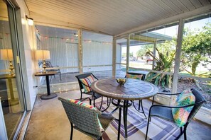 Interior - Stylish Retro Vibes Private BBQ & Beach Access (Sarasota)