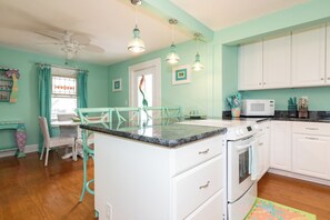 Interior - The Seashore Getaway House (Virginia Beach)