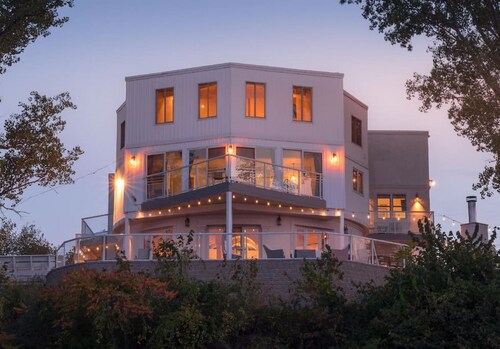 Villa Santorini + The Addition