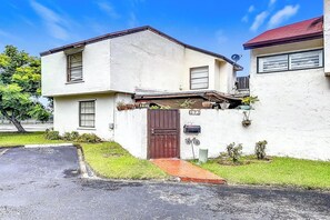 Interior - Spacious 3BR Home With Pool Access (Miami)