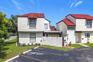 Interior - Spacious 3BR Home With Pool Access (Miami)
