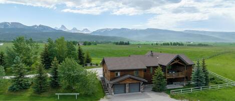 Vista frontal de la propiedad