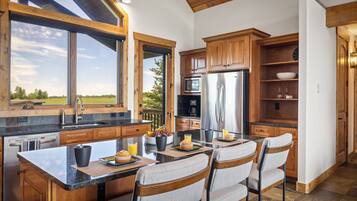 House (4 Bedrooms) | Interior