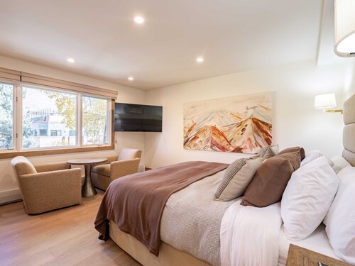 Le Petite Alps l 2BR Condo With Private Patio