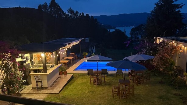 A backyard with a pool, outdoor seating, and a bar area. - Villa DPJ el Arco (Valle de Bravo)