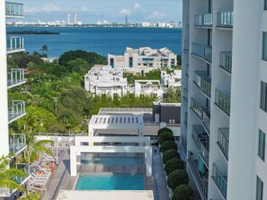 Ein modernes Hotel mit Dachpool, das Meer- und Stadtblick bietet.