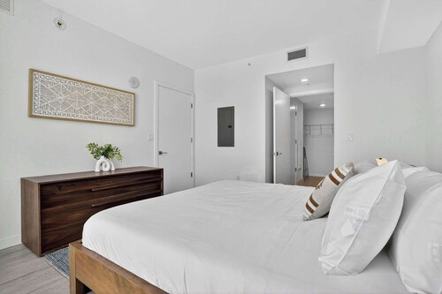 Biscayne Cove by Rove - Condo With Private Balcony