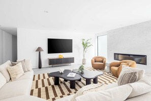 Interior - Blue Jay Villa by Rove Travel 7BR Home With Pool (East Hampton)