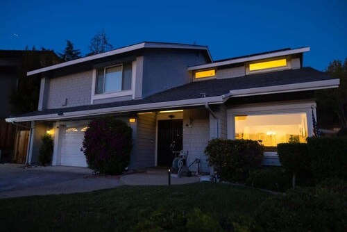 Marbella Lane - 4BR w Gem Pool in Siliconvalley