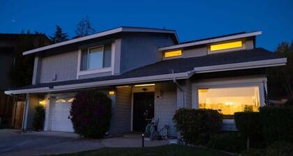 Marbella Lane - 4BR w Gem Pool in Siliconvalley