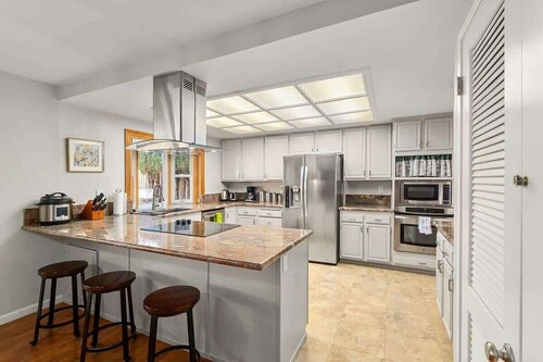 Marbella Lane - 4BR w Gem Pool in Siliconvalley