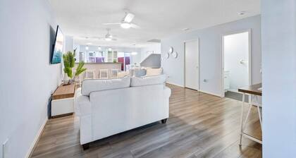 Stylish Townhome w Hot Tub 5 Min Walk to Beach