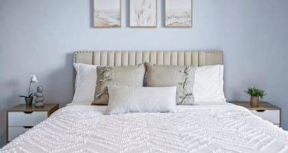 Stylish Townhome w Hot Tub 5 Min Walk to Beach