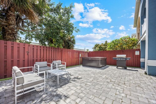 Stylish Townhome w Hot Tub 5 Min Walk to Beach