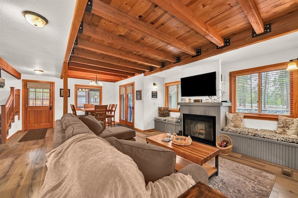 Interior - Otter Hot Tub Retreat Near Sharc (Bend)